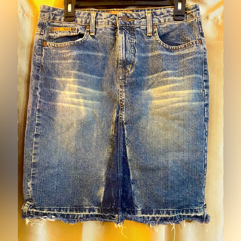 Really Cute Jean Skirt. Two Front Pockets, Zipper Front. Two Back Pockets